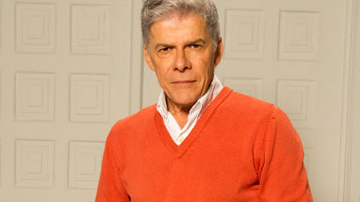 Humorista pede beijo gay de José Mayer que rebate vai se f