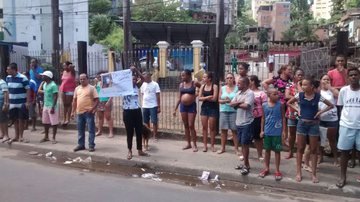 Imagem Moradores protestam contra mortes no Ogunjá e bloqueiam pista