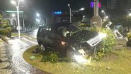 Imagem VÍDEO: Carro de luxo invade monumento no Rio Vermelho após colisão