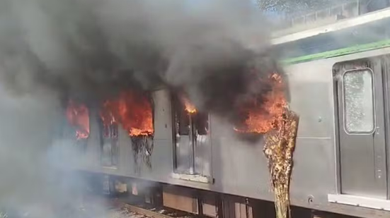 Imagem VÍDEO: Passageiros entram em desespero durante incêndio em trem de metrô; “Estou me tremendo”