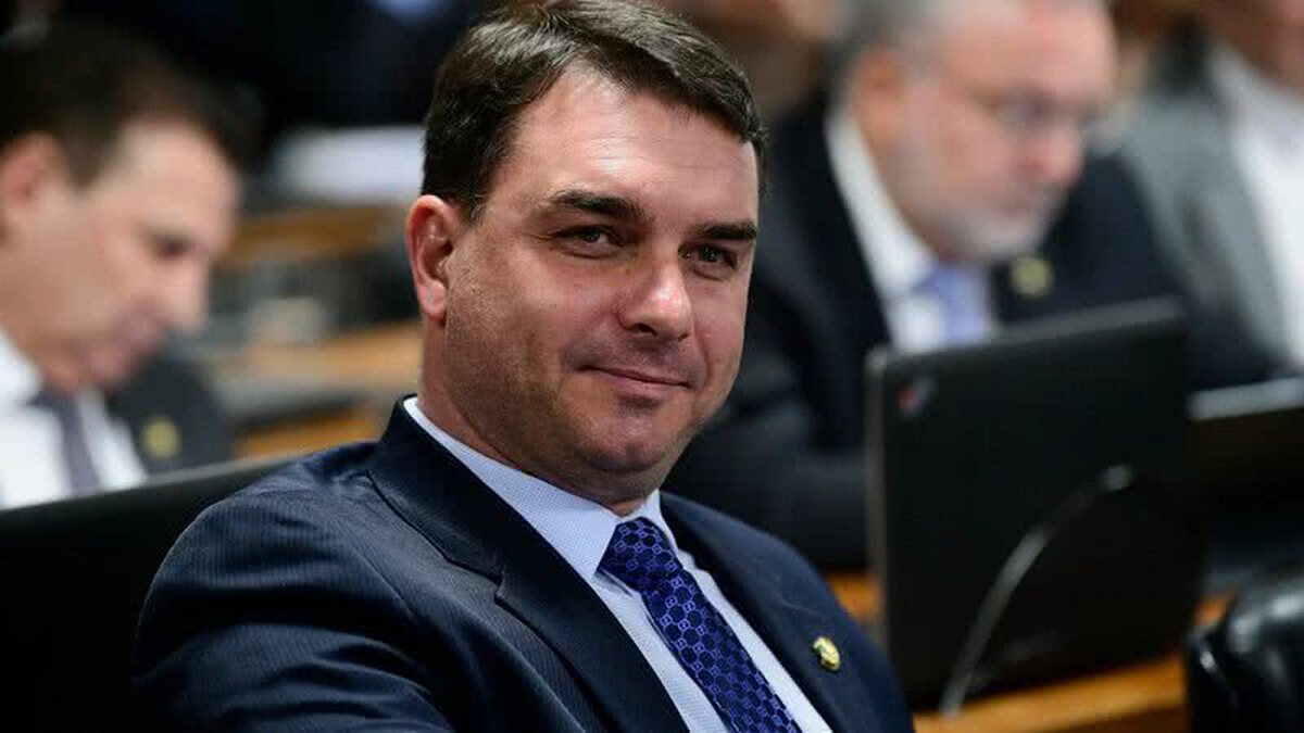 Flávio Bolsonaro lança "vaquinha" e arrecada valor milionário em menos ...