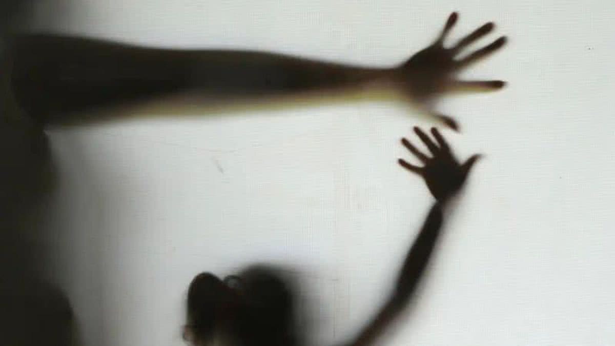 Menina de 11 anos liga para mãe e denuncia estupro cometido pelo padrasto