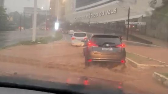 Imagem Aguaceiro inunda Vale do Canela e motoristas passam sufoco na via; veja
