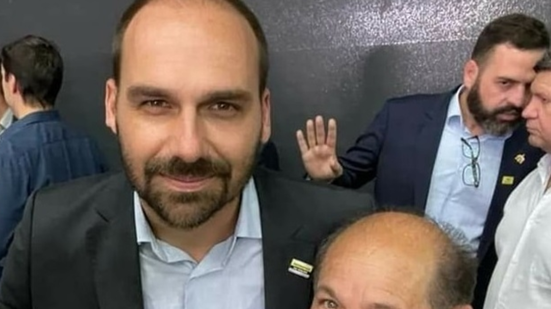 Imagem MARTELO BATIDO! Suplente de Eduardo Bolsonaro já foi comunicado para assumir mandato definitivo; saiba quem é