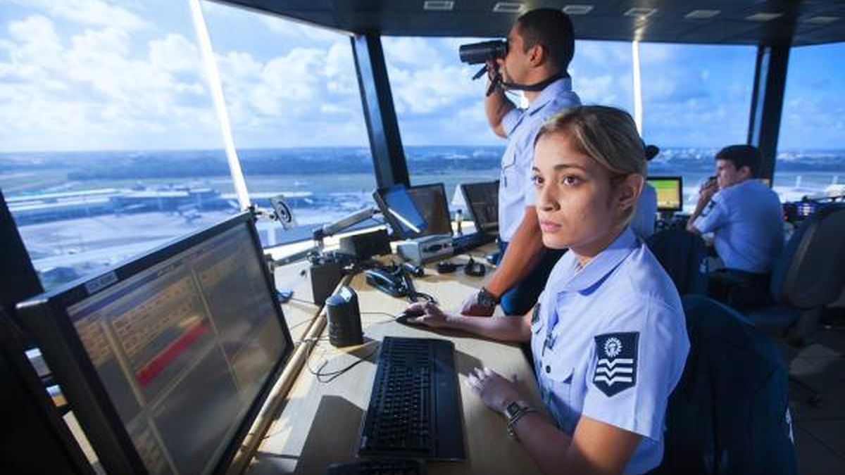 Intoxicação de controladores de voo deixa espaço aéreo brasileiro em ...