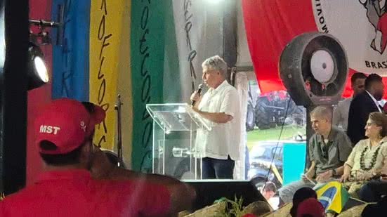 Imagem Na Bahia, ministro de Lula anuncia compra de fazendas para assentar famílias do MST