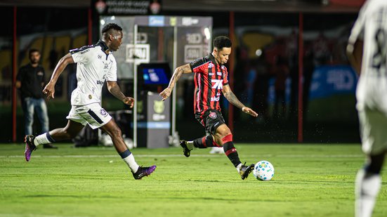 Imagem Preocupa? Ao lado do “Dr. João Pedro”, Matheuzinho posta vídeo mostrando tornozelo após jogo do Vitória; veja