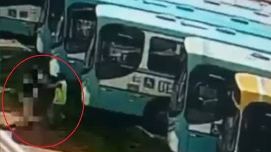 Imagem Vídeo: Mulher reage a tentativa de estupro e populares agridem suspeito