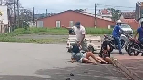 Imagem Barraco por traição termina com mulher espancada pelo marido e pela amante no meio da rua; ASSISTA