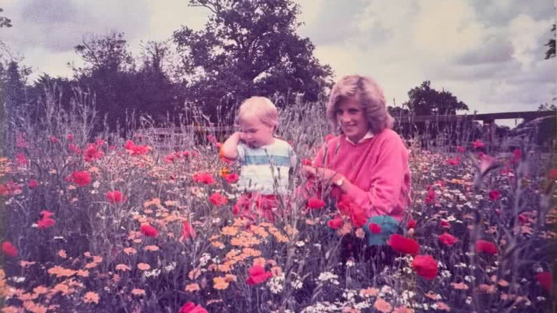 Imagem Príncipe William emociona seguidores com foto rara da princesa Diana