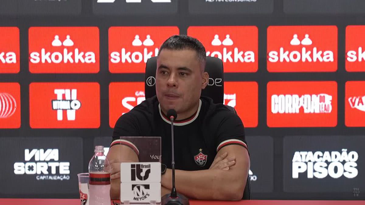 Jair Ventura cobra reação do Vitória após derrota e promete reclamação na CBF contra arbitragem