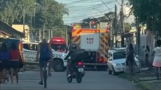 Imagem Fogo amigo: PM é baleado por bombeiro após 'brincadeira'; entenda o caso