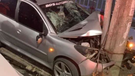 Imagem CENAS FORTES: Motorista e passageira morrem após carro colidir com poste em bairro de Salvador