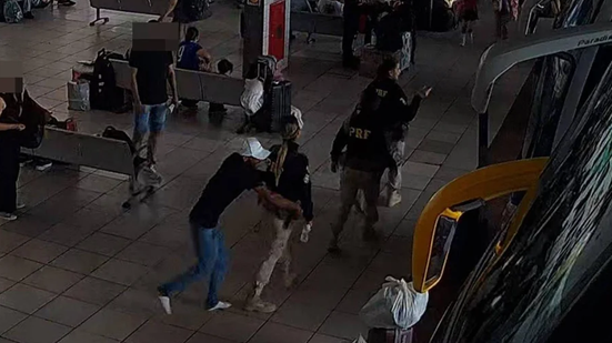 Imagem Homem é preso ao tentar tomar arma de policial em rodoviária; veja