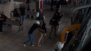 Imagem Homem é preso ao tentar tomar arma de policial em rodoviária; veja