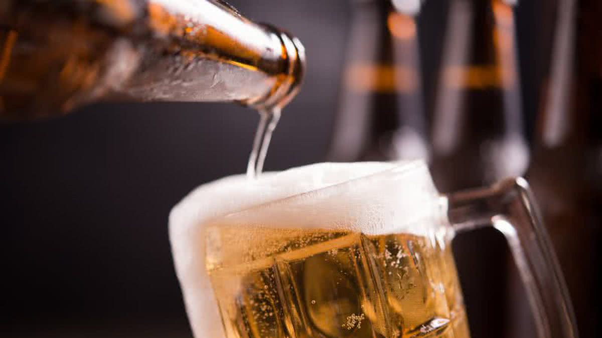 Frentista tem demissão por justa causa por beber cerveja durante almoço anulada e deve receber indenização - Foto