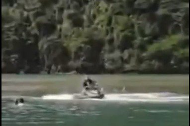 Homem tenta enforcar namorada e a derruba de jet ski - Reprodução/Redes Sociais