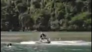 Homem tenta enforcar namorada e a derruba de jet ski - Reprodução/Redes Sociais
