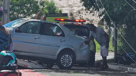 Carro derruba poste e deixa trânsito travado sentido aeroporto - Reprodução/Bnews