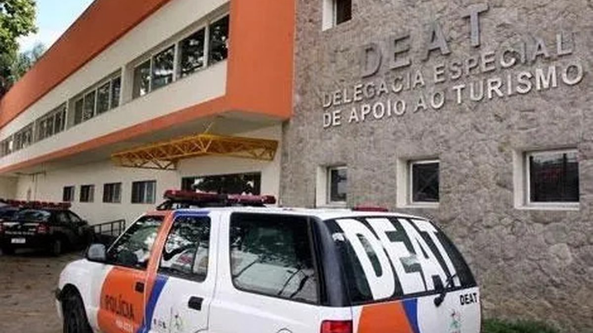 Taxista é preso ao tentar cobrar R$ 3,4 mil de turistas em corrida de R$ 40