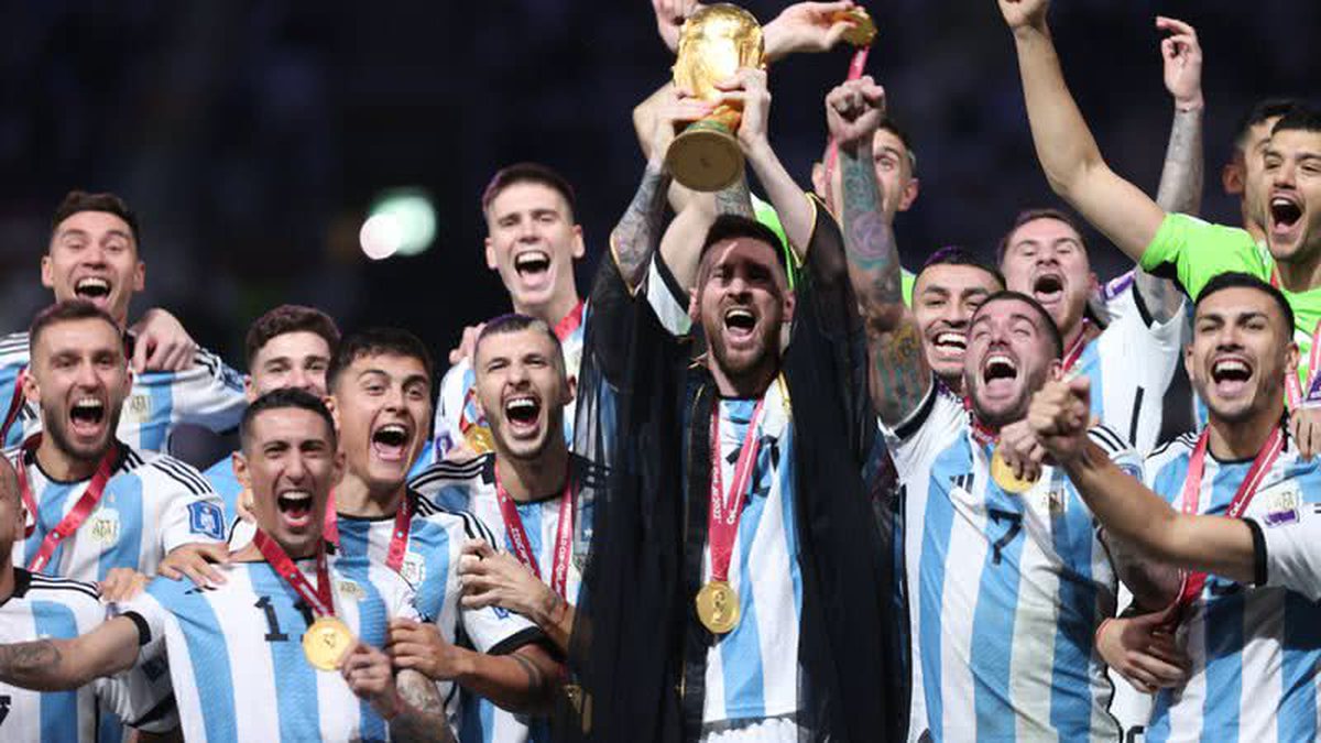 VÍDEO: Campeão com Argentina presenteia companheiro brasileiro após título da Europa League e reação impressiona