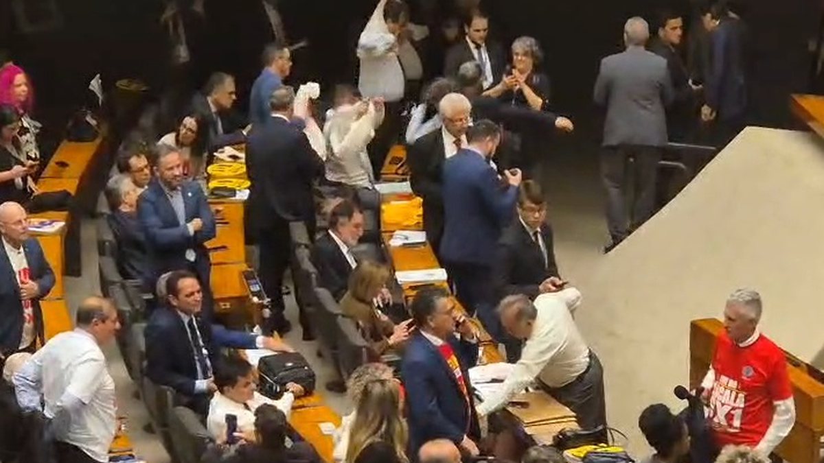 DIRETO DE BRASÍLIA: Hugo Motta manda deputados trocarem de roupa no Plenário e nem Isidorio escapa; veja vídeo