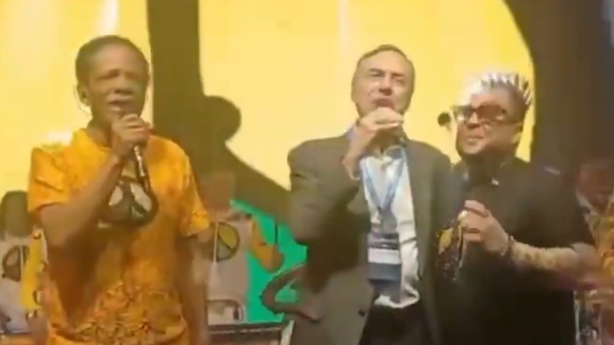 Ex-ministro do STF canta com Olodum em evento que reuniu políticos e empresários