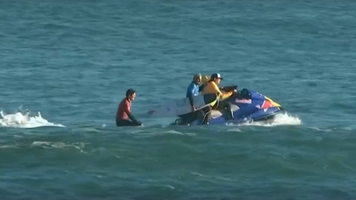 Fotógrafo é atacado por animal marinho e semifinal de surfe entre brasileiros é interrompida