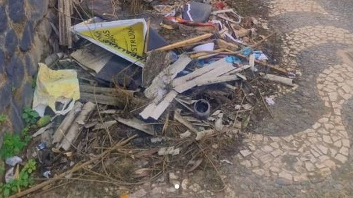 Moradores denunciam Prefeitura de Salvador por demolir estrutura e deixar entulho na rua