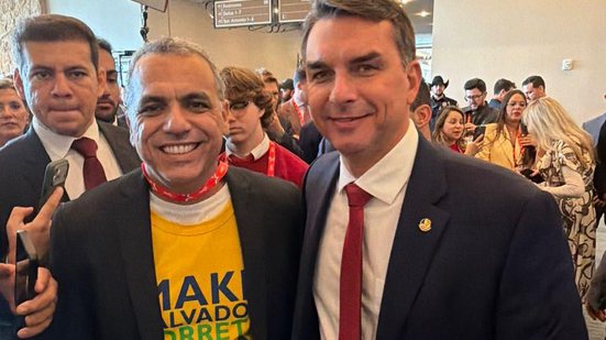 Imagem Cezar Leite se pronuncia sobre homenagem a Flávio Bolsonaro em Salvador após revelação de áudios a Daniel Vorcaro