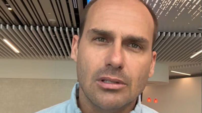 Imagem Eduardo Bolsonaro reage a críticas de Ricardo Salles e chama ex-ministro de “biruta político”