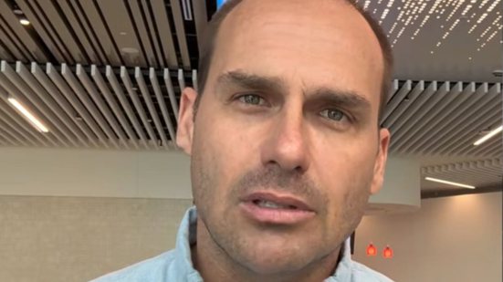 Imagem Eduardo Bolsonaro reage a críticas de Ricardo Salles e chama ex-ministro de “biruta político”