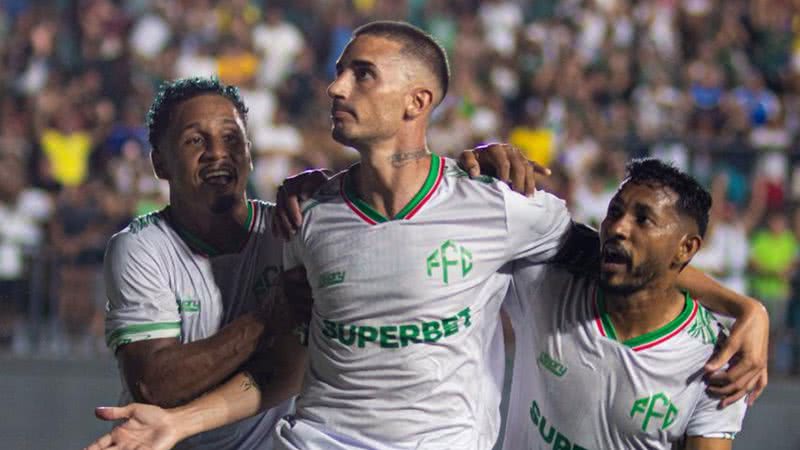 Enzo Britto/Feira FC