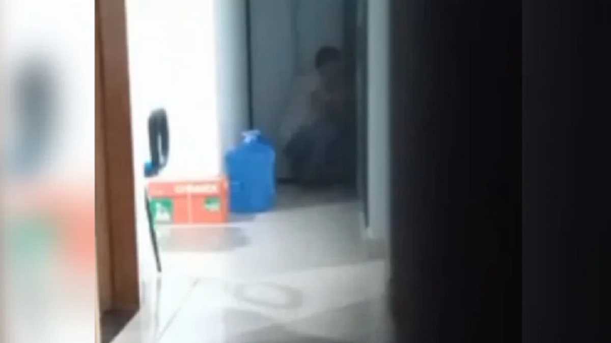 Servidor faz buraco em parede de banheiro para observar colegas de trabalho