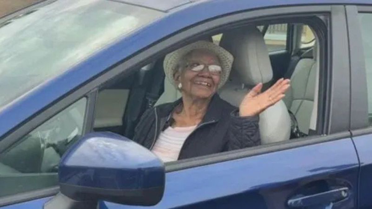 Aos 108 anos, idosa renova carteira de motorista: 'Envelheço com graça'
