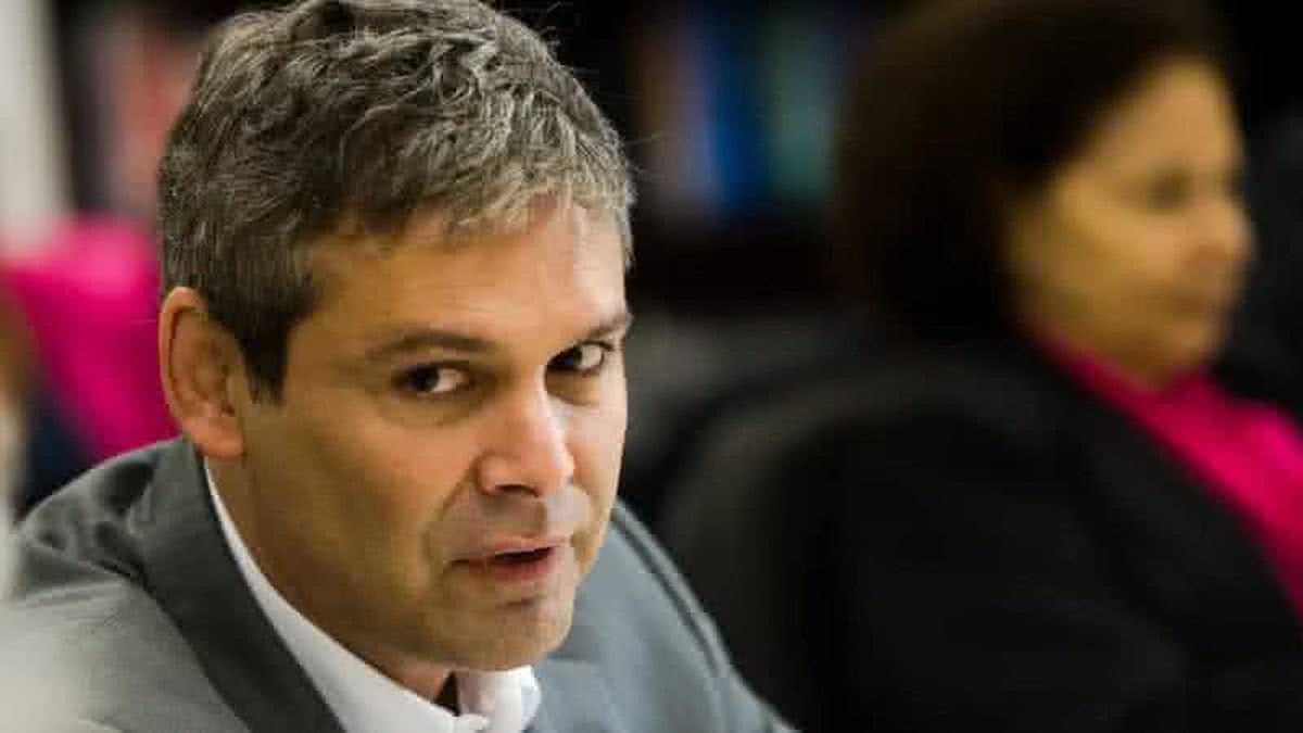 Após acusar vice de Flávio de estupro, deputado do PT procura líder do PL e promete não politizar caso - QTU Questões do Universo