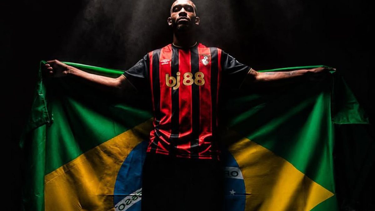 Jogador brasileiro é homenageado por time inglês após campanha histórica
