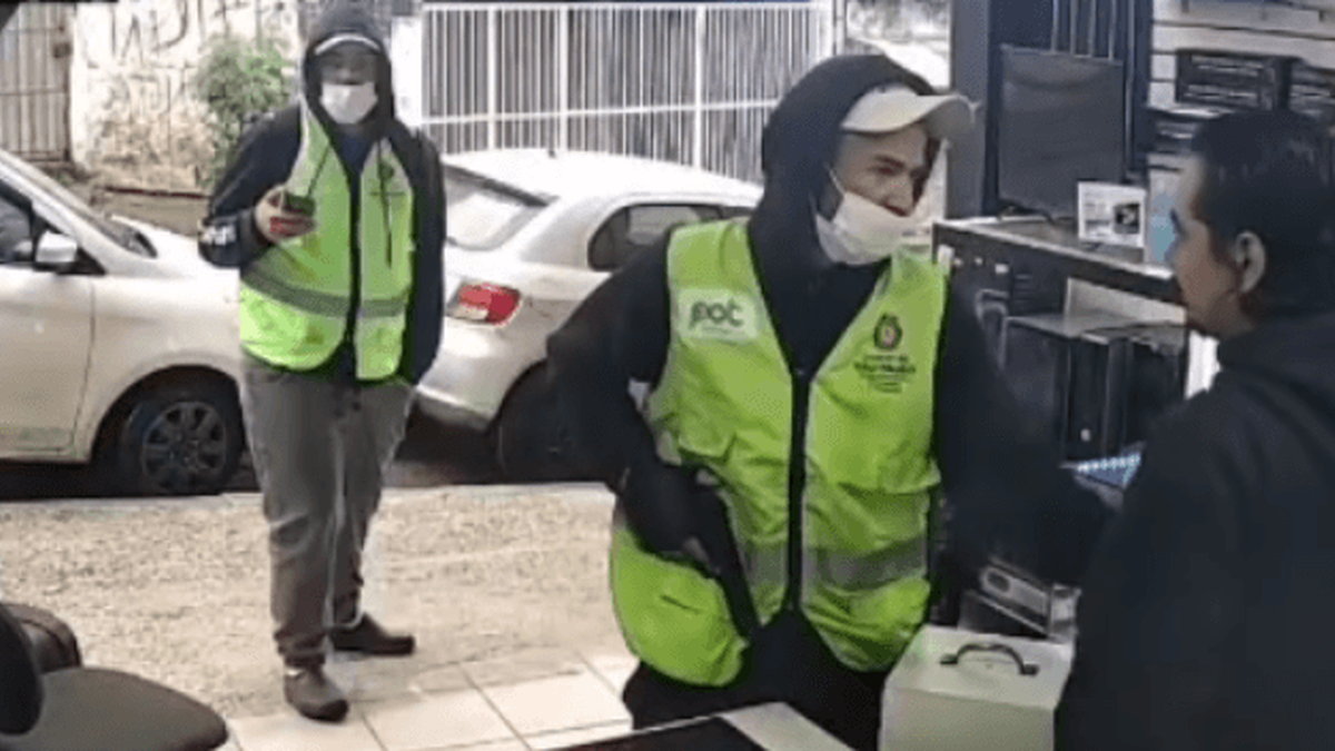 Suspeitos se passam por agentes de prefeitura e assaltam loja