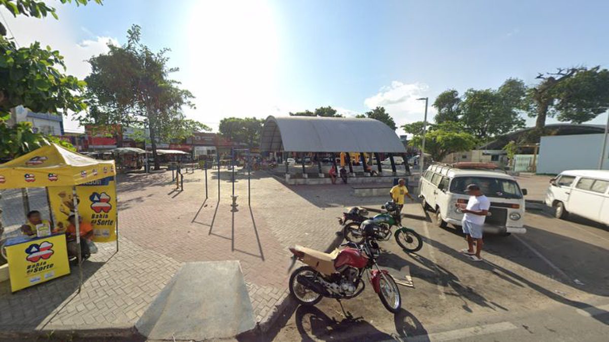 Bala perdida atinge mãe e filho de 12 anos enquanto caminhavam em praça de Feira de Santana