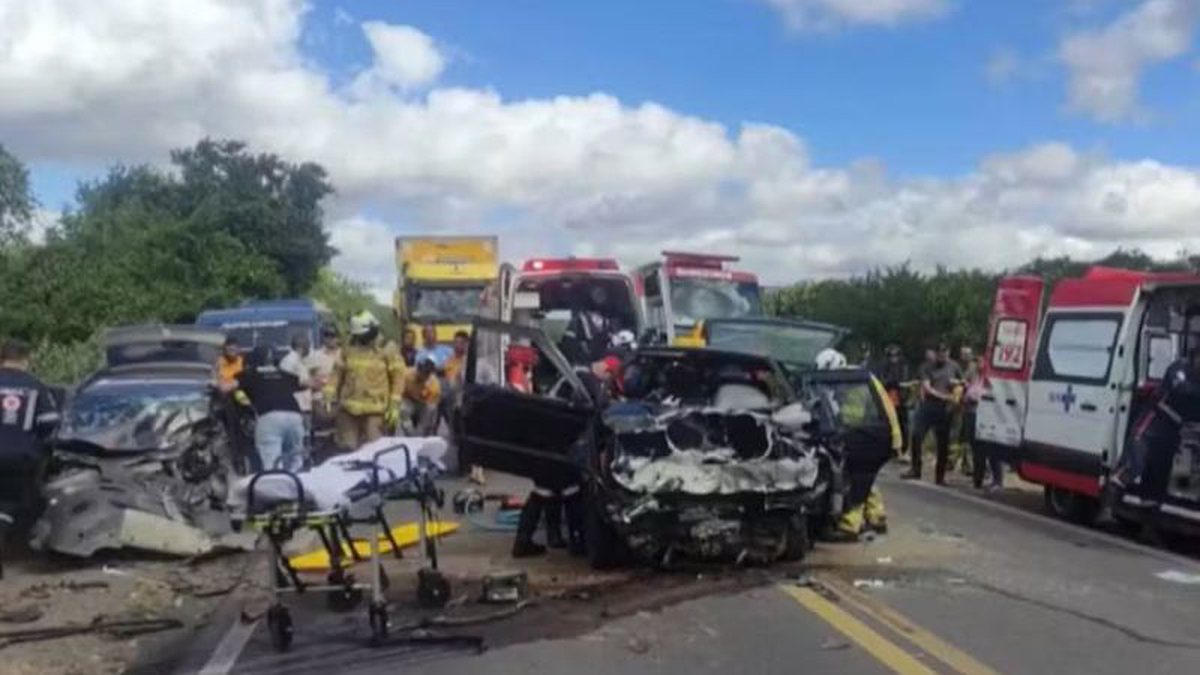 Grave batida deixa veículos completamente destruídos e quatro pessoas feridas no interior da Bahia