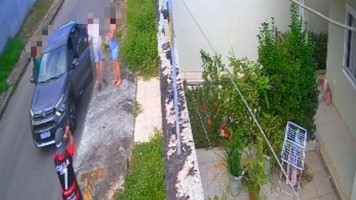 Família é assaltada na frente de casa na região Metropolitana de Salvador e suspeitos levam carro