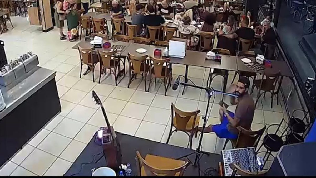 Homens se passam por clientes e furtam equipamentos e carro de cantor em bar; veja