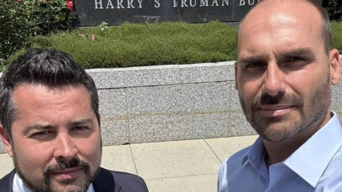 Amigo íntimo de Eduardo faz grave ameaça contra jornalistas após episódio com profissional do Intercept Brasil nos EUA: “tentem a sorte”"