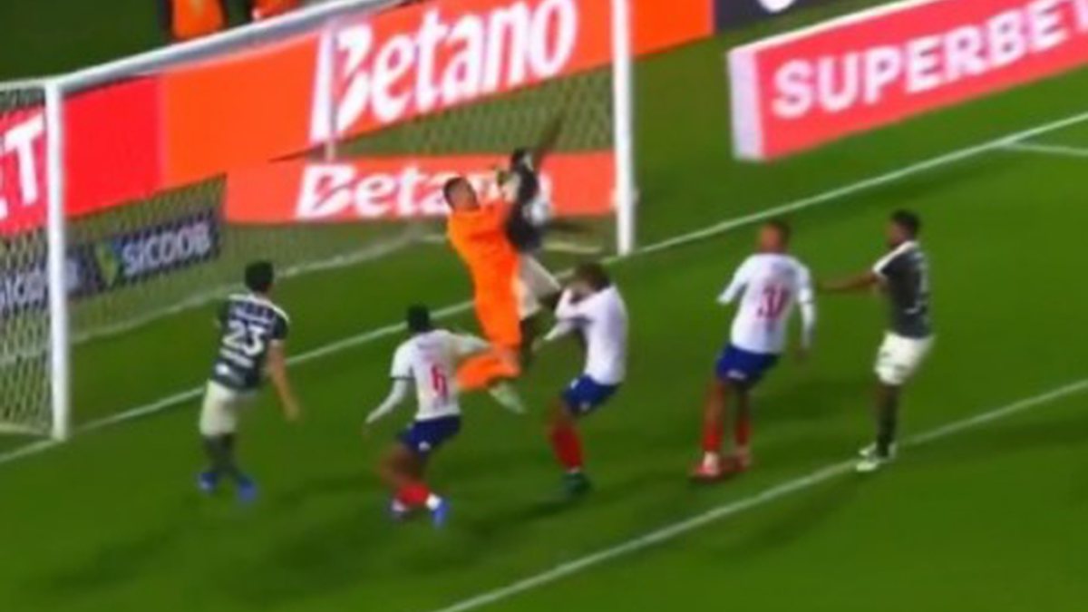 Bruxa solta! Goleiro do Bahia sofre lesão em partida contra o Coritiba; veja momento