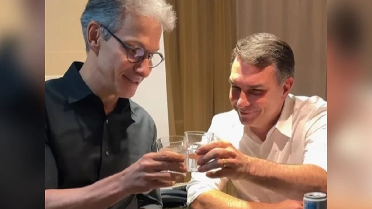 Zema se afasta de Flávio e enfurece bolsonarismo: "mais uma facada"