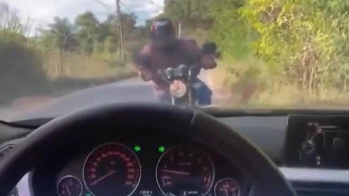 Motociclista se emociona após motorista evitar acidente durante ultrapassagem; veja
