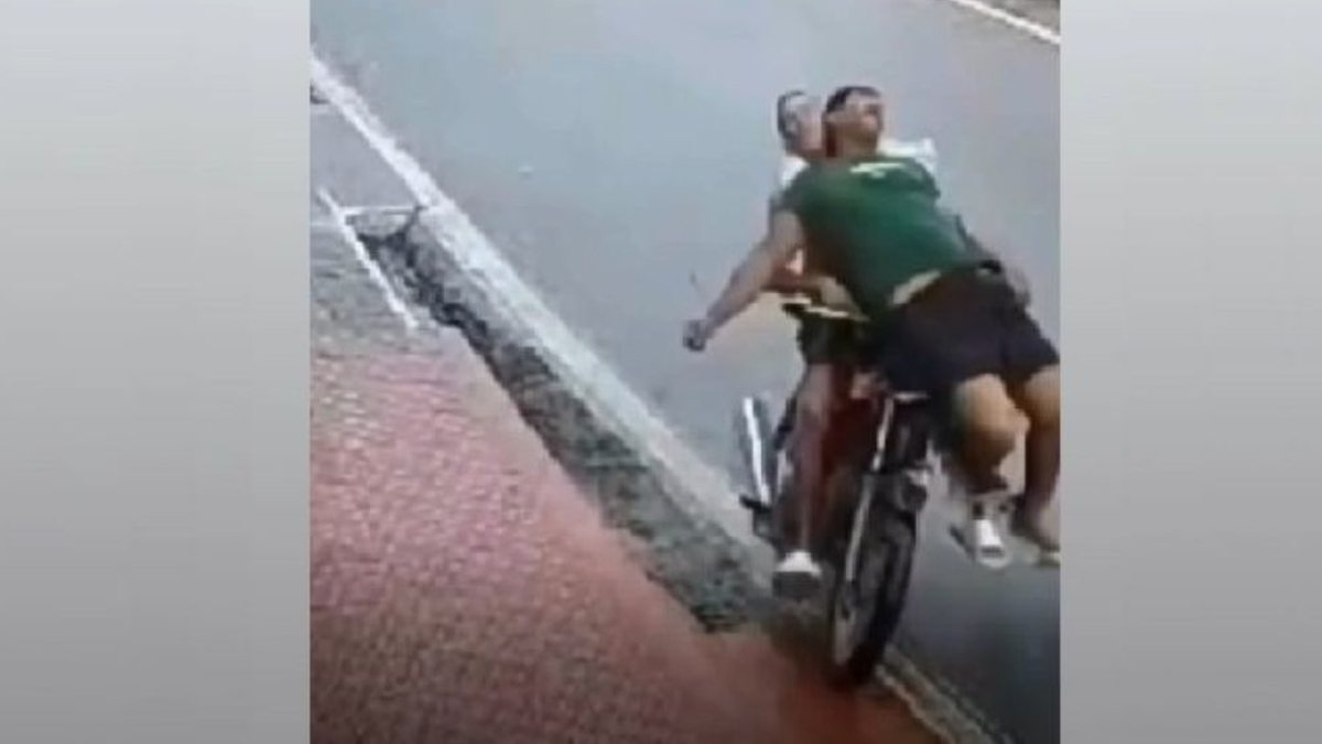 Homem é arremessado após ser atingido por moto no meio da rua; assista
