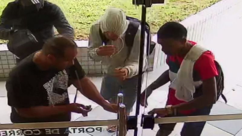 Vídeo mostra suspeitos abrindo porta de loja para roubar celulares em Salvador\u003B assista