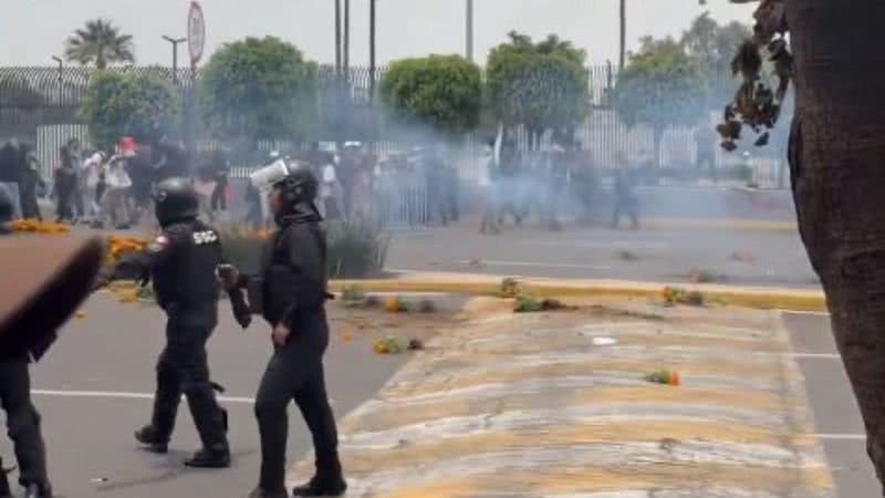 Imagem CONFUSÃO NA COPA! Manifestantes entram em conflito no entorno do estádio da estreia do mundial; veja