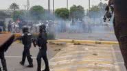 Imagem CONFUSÃO NA COPA! Manifestantes entram em conflito no entorno do estádio da estreia do mundial; veja